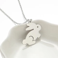 Minimalistische silberne Hasen-Halskette aus Edelstahl auf weißer Keramikschale - Silber