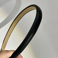 Detalle de diadema de tela negra mostrando la textura y el forro interior beige - Negro