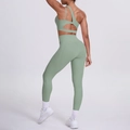 Detailansicht des hellgrünen Yoga-Sets mit Cut-Out am Rücken und One-Shoulder-Design - S / Basilikumgrün