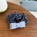 Elastico per capelli a quadri blu con fiocco azzurro e pizzo su fondo in legno - Elastico A Quadretti Blu Con Fiocco Blu Chiaro