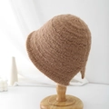 Primer plano de sombrero de punto marrón con textura suave sobre soporte de madera - 55-59CM / Camel
