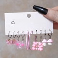 Dettaglio di un set di cinque paia di orecchini rosa in resina con ciondoli a farfalla - Mix Rosa 5 Paia (E1598-1)