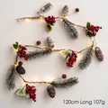 Catena luminosa LED natalizia da 120cm con pigne, bacche rosse e vano batterie - Stringa di Luci-136