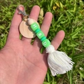Détail d'un porte-clés en perles de silicone vertes avec lettres HBDD et un pompon - Vert HBDD Lettre