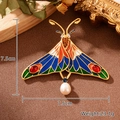 Dettaglio di spilla a farfalla in smalto colorato con strass e perla pendente raffinata - Stile Pendente Perla Farfalla in Smalto (7-1385A-8000)