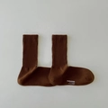 Dunkelbraune Herren-Baumwollsocken mit vertikaler Streifentextur und rechtwinkligem Design - Kaffeebraun