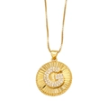 Collana dorata con pendente lettera G e pietre brillanti su catena a box - Lettera G