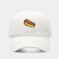 Primer plano del bordado de perro caliente en una gorra de béisbol blanca de algodón - Blanco