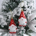 Gnomos navideños rojos con lunares colgados en una rama de árbol de Navidad nevada - Gnomo de Navidad HO HO HO / 2 Piezas/Juego