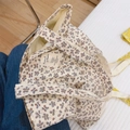 Gros plan d'imprimés floraux trèfle sur un grand sac cabas en toile crème avec étiquette - Gris Clair Petites Feuilles