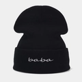 Dettaglio del berretto in maglia nera con ricamo baba bianco sul risvolto ripiegato - M (56-58cm) / baba Nero