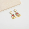 Nahaufnahme goldener Evil Eye Ohrringe mit roten Pupillen und hängenden Herzanhängern - Roter Böser Blick Stil (ES2648)