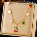 Bracciale a catena placcato oro con ciondoli ciliegia, fragola e perla in un astuccio - Stile Elefante Frutta Multielemento Oro (N3138)