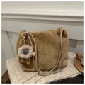 Bolso de hombro de piel sintética marrón con colgante de oveja y textura de peluche - Caqui Con Colgante