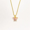 Détail du pendentif papillon en zircone rose sur un collier en laiton plaqué or élégant - Collier Avec Pendentif / Rose