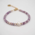 Raffinato bracciale in ametista con grande perla d'acqua dolce e distanziali dorati - Viola Vibrante