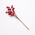 Detailaufnahme künstlicher roter Beeren mit realistischen braunen Zweigen für die Vase - 18 Beeren Zweig / Rot & Weinrot