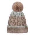 Detaillierte Zopfmuster-Struktur und großer Kunstpelz-Pompon an der Verlaufs-Strickmütze - Khaki Grün Verlauf