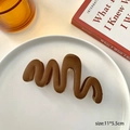 Pince à cheveux de 11cm marron caramel floquée avec une texture mate et veloutée - Vague / Marron