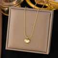 Exquisite goldene herzförmige Halskette mit weißer Perlmutt-Einlage für Damen - Weißes Muschelherz-Halskette (QYH65) / Gold