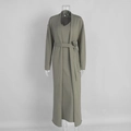 Détail d'un ensemble cardigan long en tricot et robe moulante avec ceinture vert olive - S / vert olive