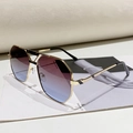 Goldene Polygon-Sonnenbrille mit blau-violettem Farbverlauf auf einem Modemagazin - Goldener Rahmen Braunblaue Gläser