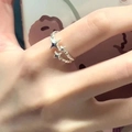 Verstellbarer silberner Sternring mit gedrehter Kordeloptik am Finger für trendigen Look - Sternenring