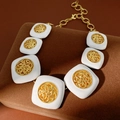 Collana vintage dorata con smalto bianco quadrato e intricato motivo filigranato. - Collana / Oro-Bianco