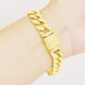 Detalle de pulsera de eslabones cubanos dorados de 12 mm con cierre de pavé en la muñeca - Pulsera / Dorado 20cm