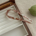Horquilla en forma de U con textura de carey en acetato marrón sobre madera - Patrón Marrón Verde