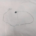 Dettaglio macro del bracciale in argento S925 con ciondolo a V in zirconi e catena regolabile - Platino (15+3cm)