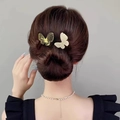 Détail de pinces à cheveux papillon en or évidé et argent avec zircons sur chignon - Double Papillon Or