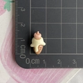 Makroansicht eines 2cm Mini-Eiscreme-Zubehörs aus Harz auf einem cm-Skala-Lineal - Beige Kaffee Mini - Kirsch-Eiscreme