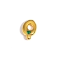 Vue détaillée du pendentif lettre Q dorée orné d'une pierre précieuse en cœur vert - Lettre Q / Or / Gemme Coeur Vert