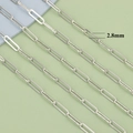 Makroaufnahme von 2,8mm silbernen Büroklammerkettengliedern mit polierter Metalltextur - Büroklammer-Kette / 2.8mm (3 Meter/Packung) / Platin