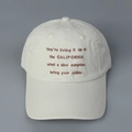 Détail d'une casquette en sergé de coton avec broderie marron et texture du tissu épais - L (58-61cm) / Blanc Cassé