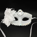 Elegante weiße Blumen-Maskerade-Maske mit Pailletten und Kristall auf schwarzem Grund - Weiß