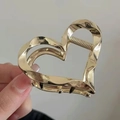 Eleganter Haarklammer aus goldfarbenem Metall in Herzform mit glänzendem Hohldesign - Welliges Herz / Gold