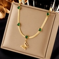 Collana a catena dorata con gemme a cuore verdi e pendente a farfalla su vassoio gioielli - Verde