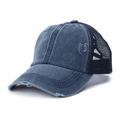 Nahaufnahme der Vintage-Baseballkappe aus gewaschenem Denim mit Mesh und Distressed-Details - Marineblau