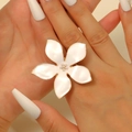 Gros plan d'une grande bague fleur en émail blanc avec perles portée à l'index - Blanc Fleur Émail Étamine de Perle (10391)