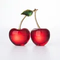 Vista de cerca de cereza de cristal con frutas rojas y tallos de metal dorado fino - Adorno de Cereza Doble (45mm) / Rojo