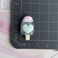 Vue détaillée d'une breloque popsicle en résine de 3,5 cm avec motif de cœur - Esquimau Transparent en Forme de Cœur