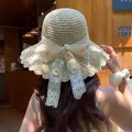 Straw sun hat in cream white featuring lace bow and daisy embroidery details - M / Pentagram White Flower-Beige