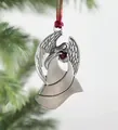 Detailaufnahme eines Vintage-Silberengel-Weihnachtsanhängers mit rotem Herz-Edelstein - Engel