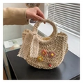 Handgefertigte Strohtasche in Halbmondform mit Häkelblumen, Spitzenband und Kordelzug - Marienkäfer-Beige