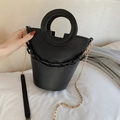 Sac seau noir élégant avec poignée circulaire et bandoulière décorative à maillons - Noir