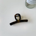 Détail d'une grande pince à cheveux en acétate à motif écaille de tortue et ambre poli - Écaille Claire Brillante-Boucle Papillon (9cm)