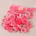 Detailansicht von mehreren rosa elastischen Haargummis in einem Klarsichtbeutel. - 50 Stück/Packung (Beutel) / Rosa Serie