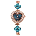 Primo piano del quadrante a cuore in oro rosa con lunetta in cristallo e dettagli a quadrifoglio - Oro Rosa Quadrante Blu